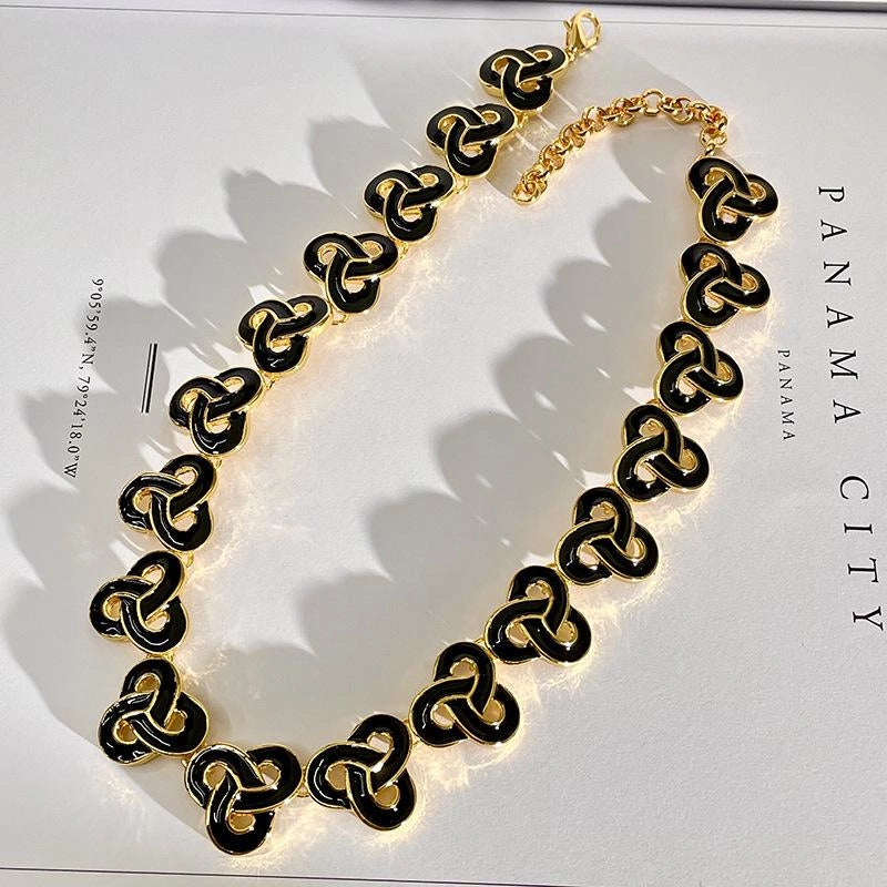 Set di collana vintage fatta a mano con smalto nero e oro e fiori dallo stile retr¨° esagerato e audace.