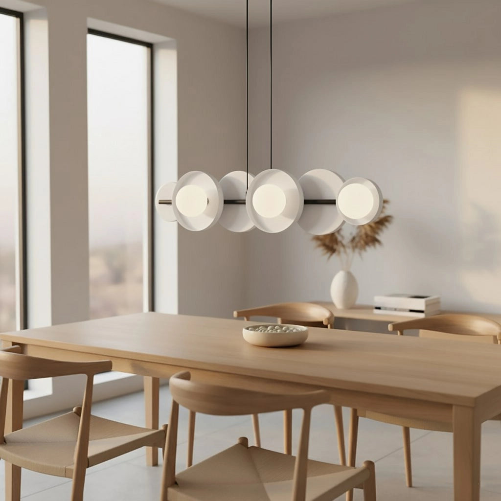 Lampada a sospensione Model con struttura in acciaio nero e diffusori bianchi