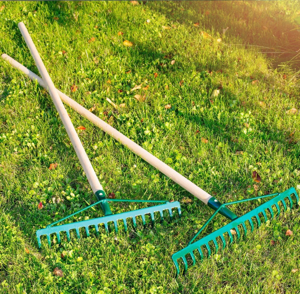Rastrello per foglie KADAX, per giardino ed erba, con manico in legno, 137 cm, rastrello solido a 16 denti.