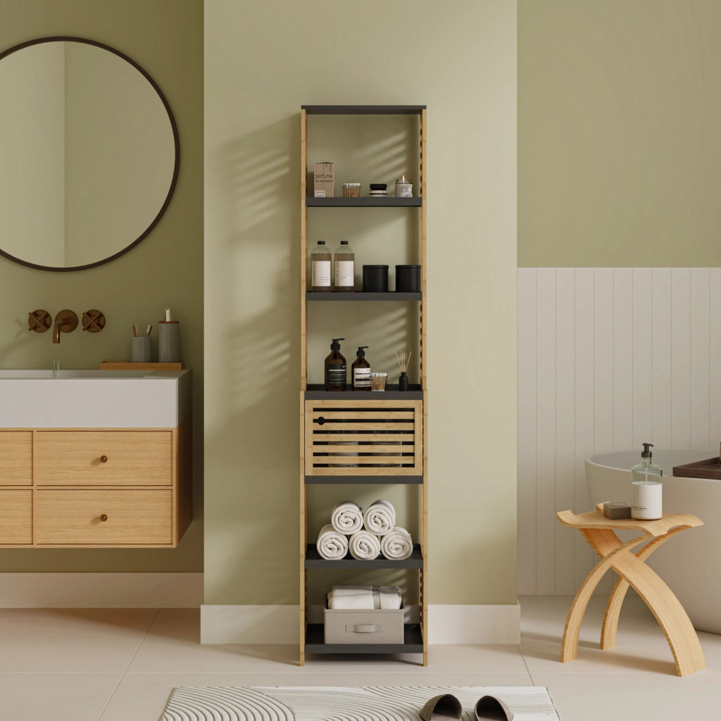 Scaffale da Bagno Kydesby in Bambù con 5 Ripiani Aperti e Scomparto ad Anta 170 x 39 x 30 cm - Naturale / Grigio [en.casa]