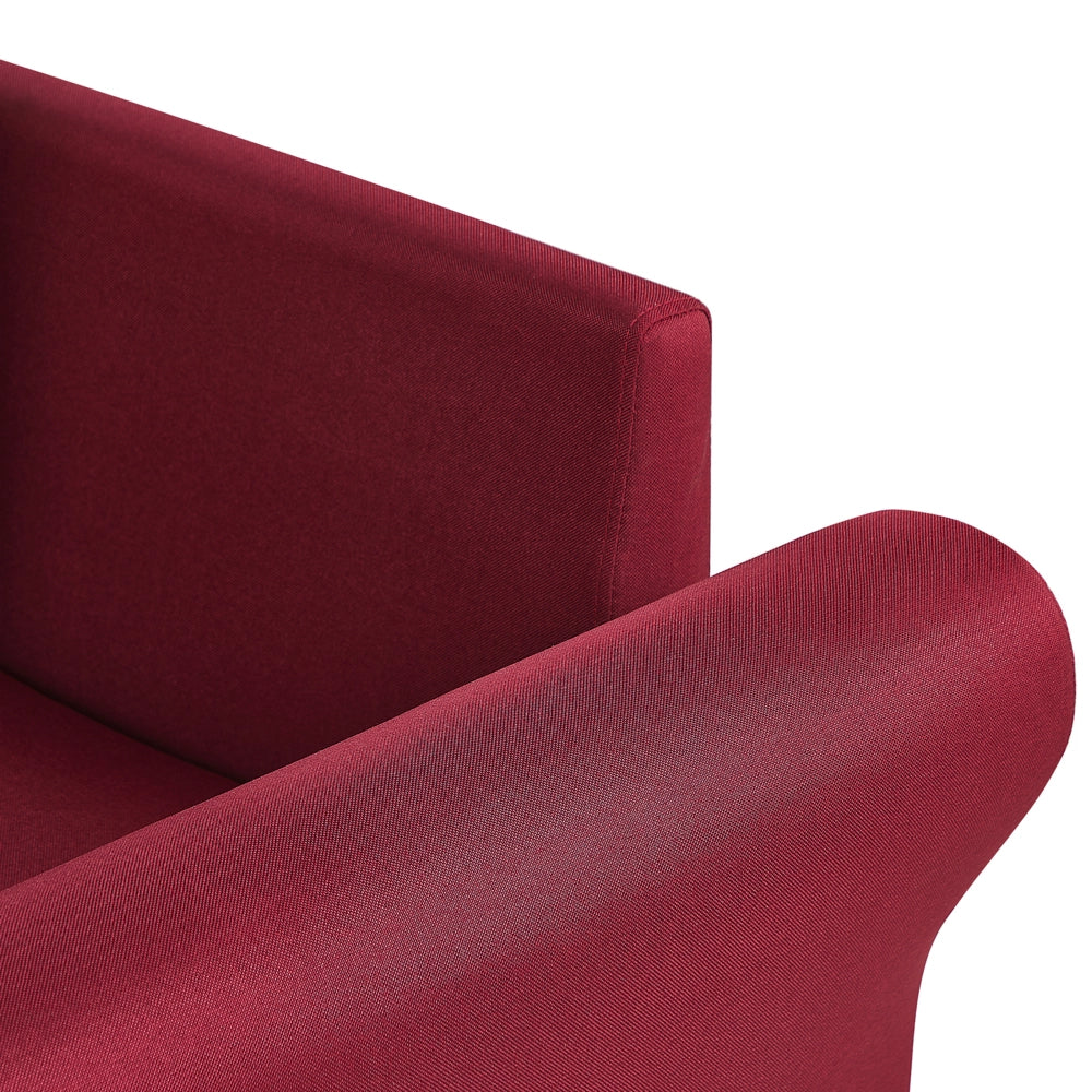 Divano ad angolo in tessuto rosso scuro con gambe nere in stile minimalista. Soggiorno