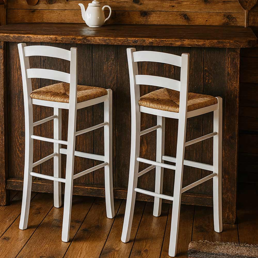 Coppia di sgabelli alti 80 cm in legno bianco con schienale e seduta in paglia