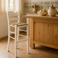 Coppia di sgabelli alti 80 cm in legno bianco con schienale e seduta in paglia