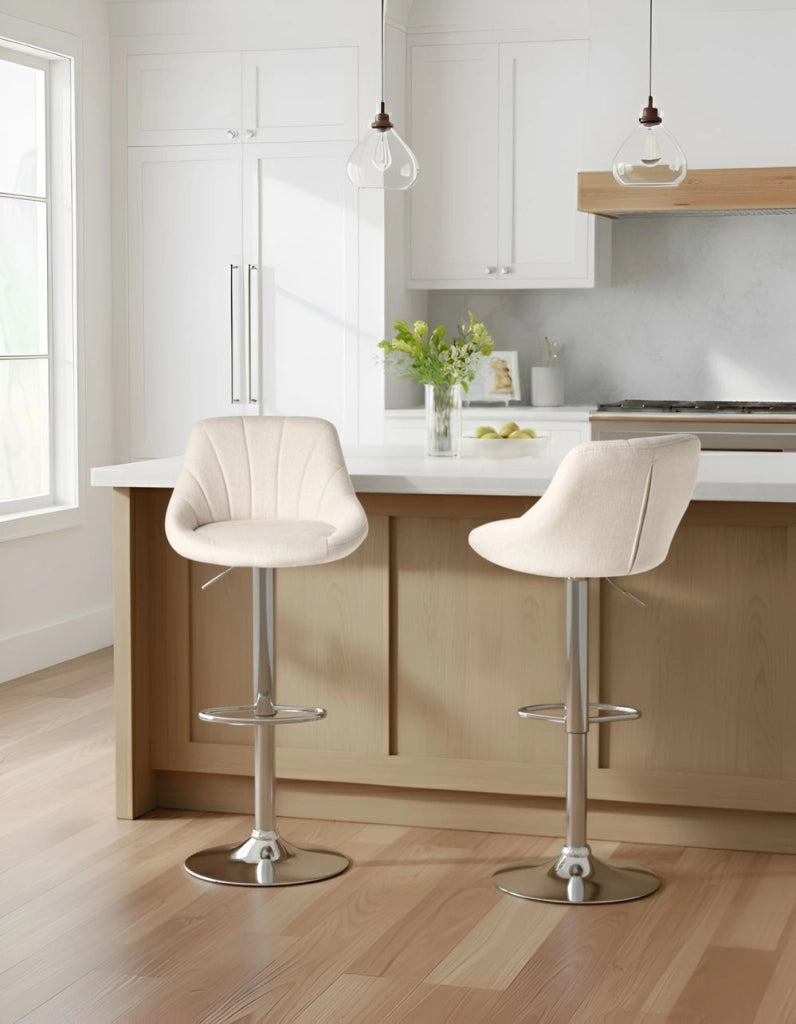Set di 2 sgabelli da bar in tessuto beige chiaro con poggiapiedi in ferro argentato imbottiti Sala da pranzo tradizionale