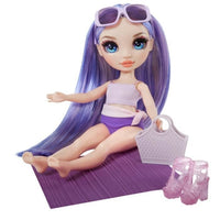 Rainbow High Swim & Style - Bambola manichino snodabile 27 cm - Viola (Viola) - Costume da bagno + pareo - da 4 anni