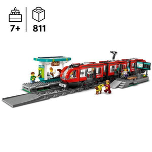 LEGO City 60423 Tram e stazione del centro città, veicolo per bambini dai 7 anni in su