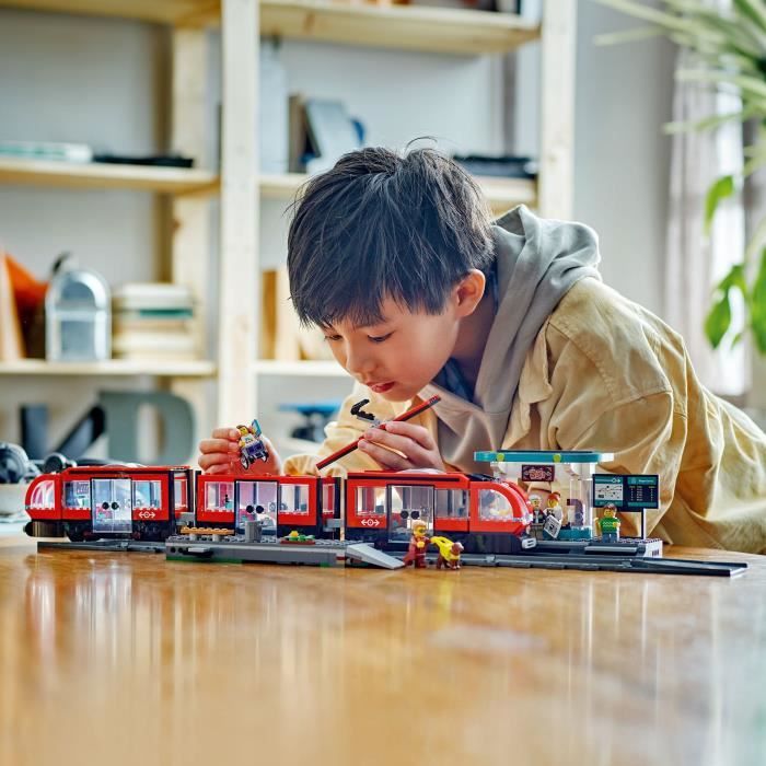 LEGO City 60423 Tram e stazione del centro città, veicolo per bambini dai 7 anni in su