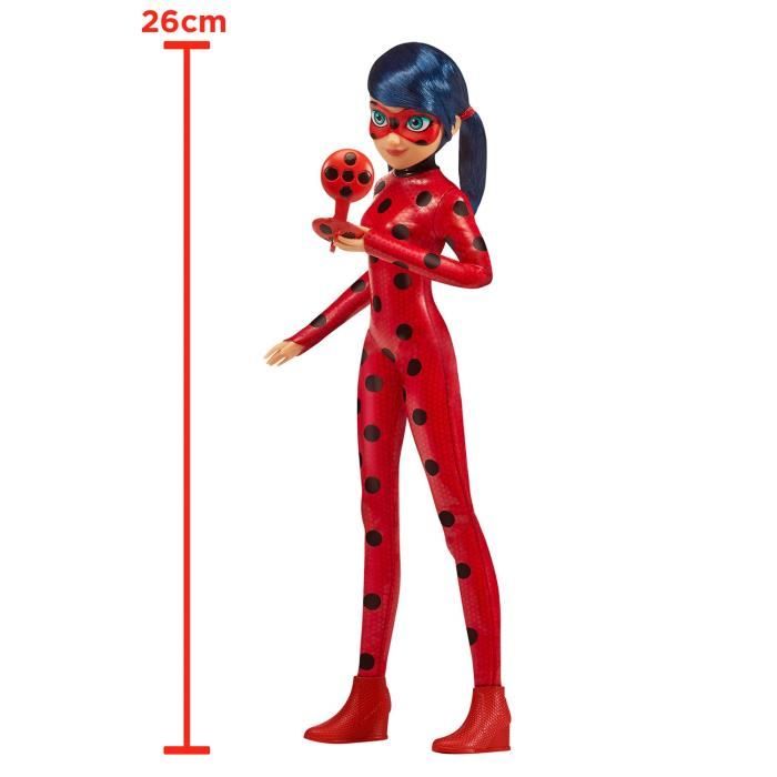 BANDAI - Miraculous Ladybug - Fashion Doll 26 cm - Coccinella con il suo telefono - Nuovo costume effetto vinile - P50028