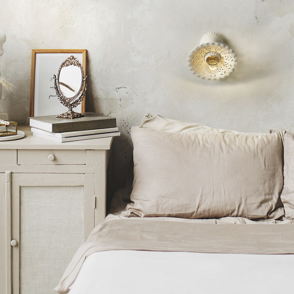 MERLETTO Applique da Parete in Ceramica Traforata Ø21 con Base Obliqua