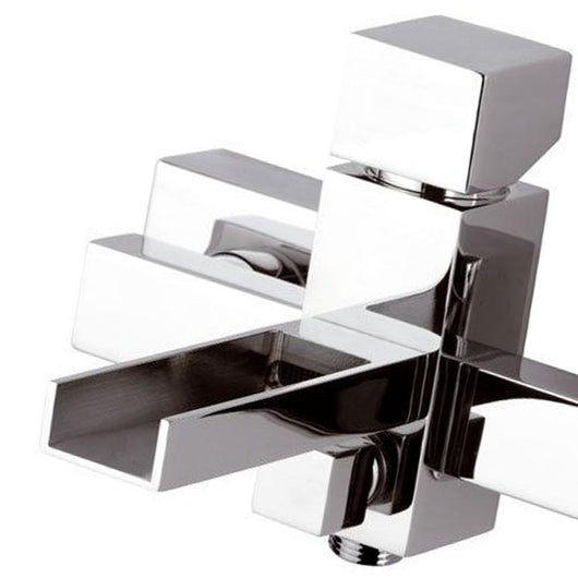 Rubinetto per esterno vasca con bocca a cascata, design quadro e minimale. serie cube waterfall
