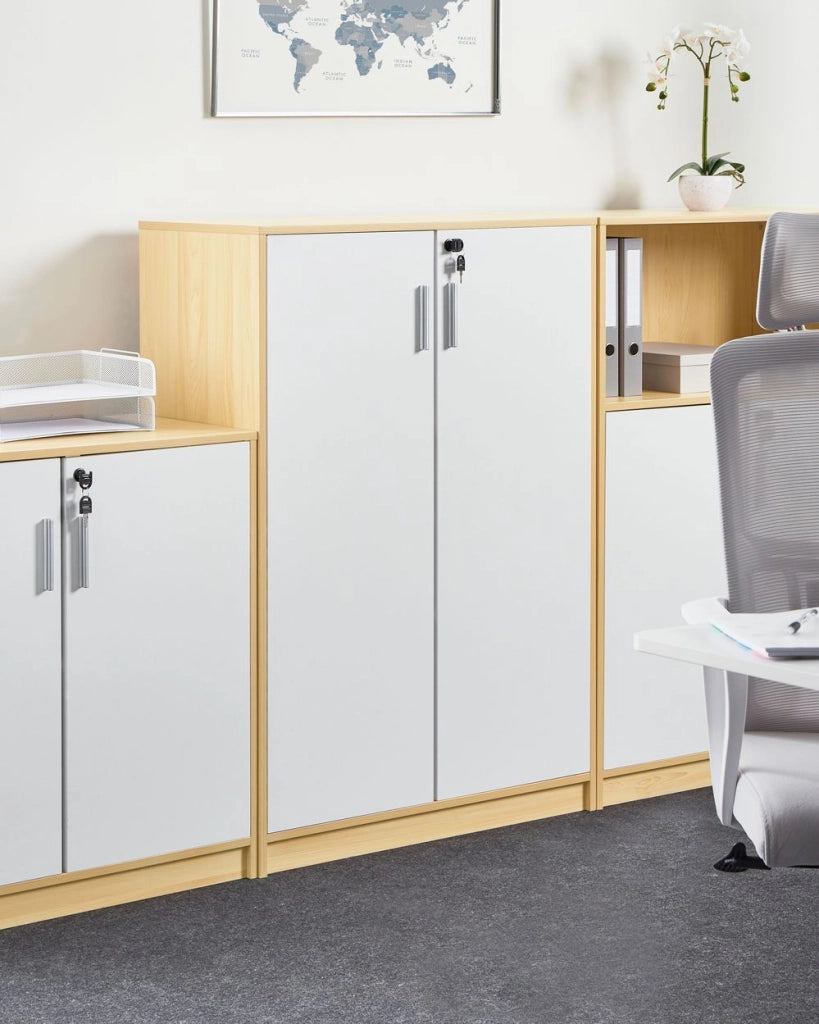 Armadietto contenitore Armadietto in particelle di legno bianco marrone chiaro con 3 ripiani e 2 porte per l'ufficio moderno.