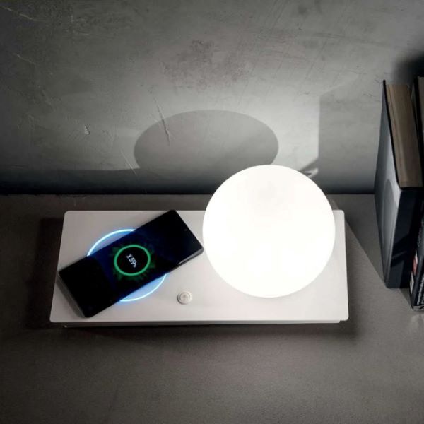 LAMPADA DA COMODINO BIANCA CON RICARICA WIRELESS CELLULARE MADAME ONDALUCE