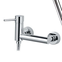 Rubinetto esterno dotato di doccia duplex, serie suvi caratterizzata da linee arrotondate e minimali