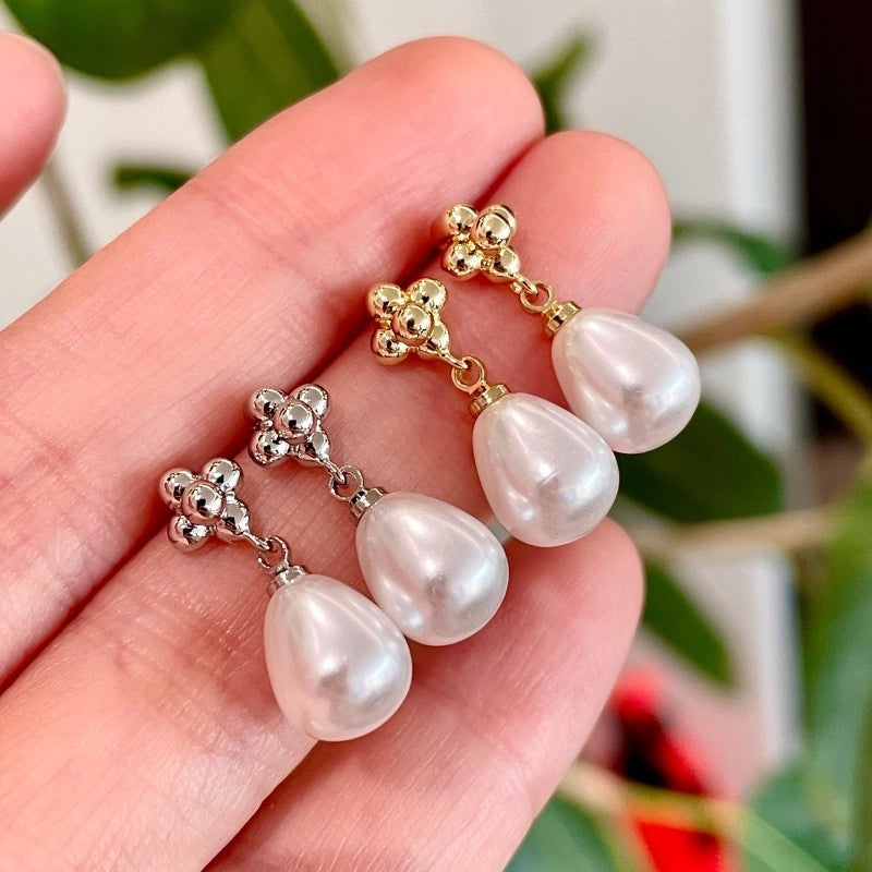 Orecchini a goccia con fiore 3D e perle