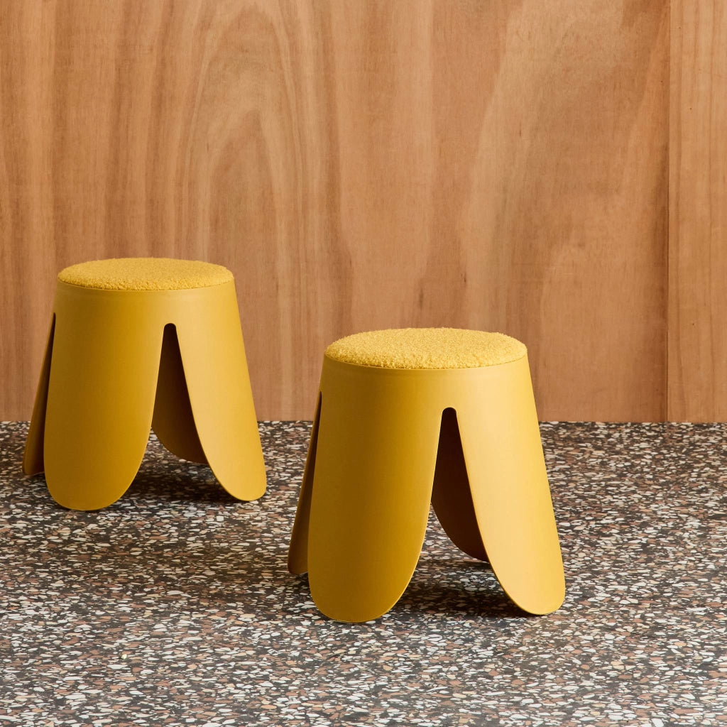 Sgabello impilabile per bambini in bouclé testurizzato, set di 2,