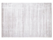 Tappeto in viscosa grigio chiaro 140 x 200 cm a pelo corto capitonné moderno