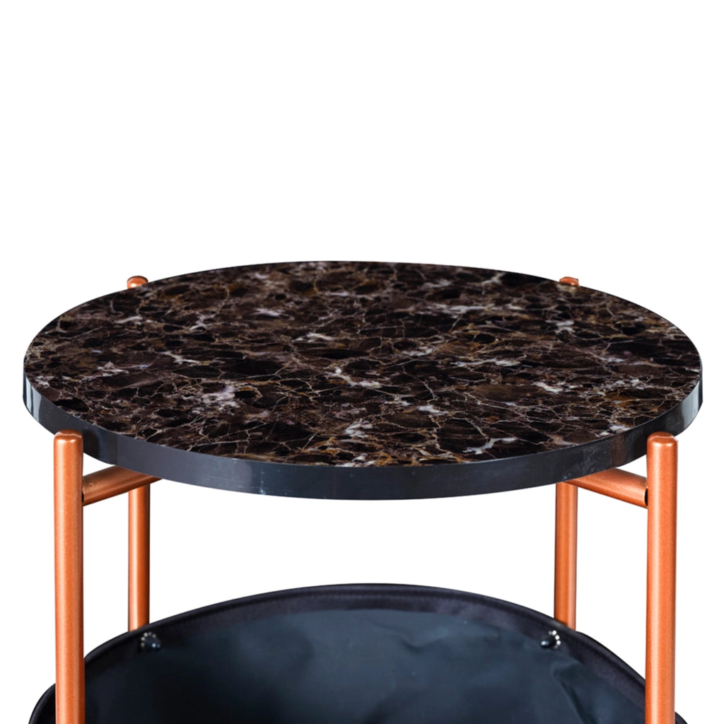 Tavolino Basso da Divano 'Suonenjoki' con Cesto Contenitore in Tessuto e Piano Rotondo - Color Bronzo/Effetto Marmo Nero [en.casa]
