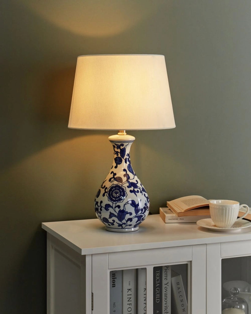 Lampada da tavolo Base in porcellana bianca e blu Paralume a tamburo in lino con patten floreale Illuminazione elegante