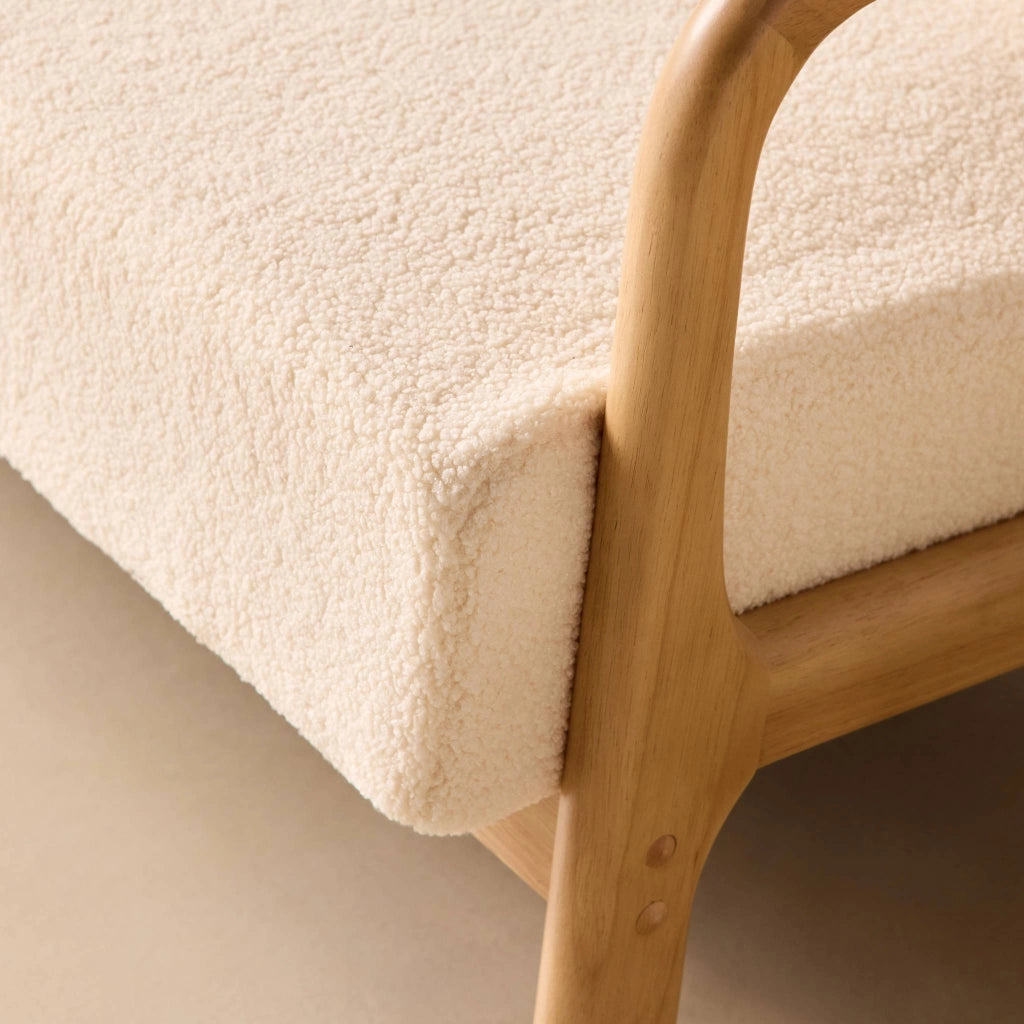 Divano in tessuto bouclé con gambe in legno di gomma, 2 posti, crema