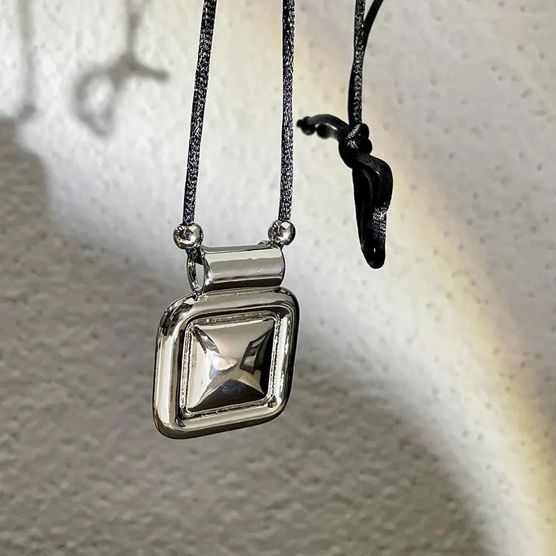 Collana con pendente quadrato in metallo nero, realizzata a mano: decorazione con perline.