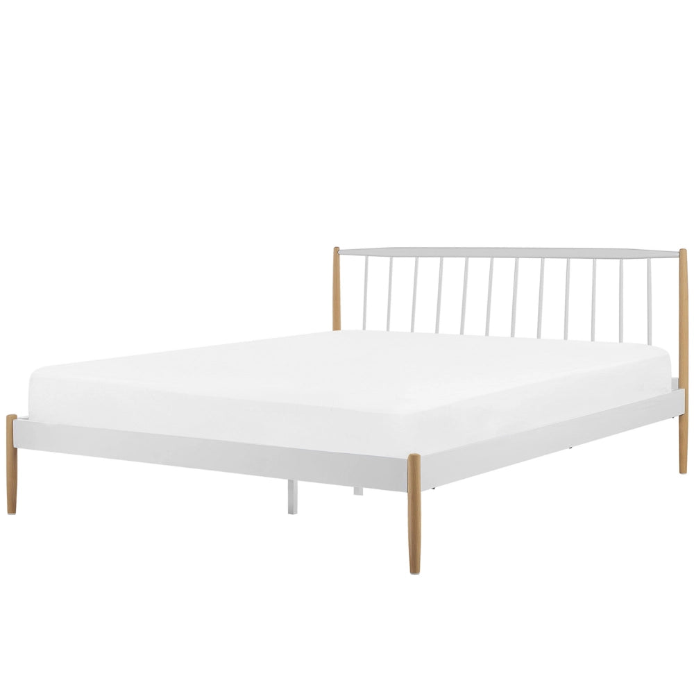 Letto super king size bianco con gambe in legno chiaro 180 cm con struttura in metallo bianco a doghe retrò scandinavo