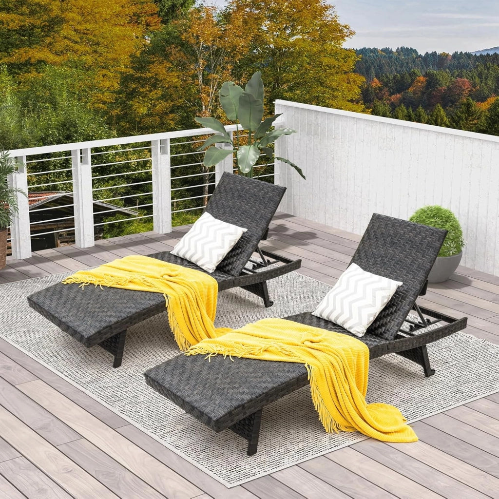 Lettino Prendisole in Rattan PE, Sdraio da Giardino Pieghevole con Schienale Regolabile, Schiuma ad Asciugatura Rapida e Due Ruote, Portata 150 kg, per Balcone Piscina