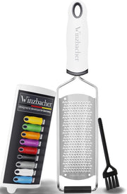 Zester a Spicchi Premium | Raspante per Parmigiano, Limone, Noce Moscata, Gherkin e Molti Altri | Lame in Acciaio Inossidabile Affilata | Resistente alla Lavastoviglie | Compreso Coperchio di Protezione e Set di Spazzole di Pulizia