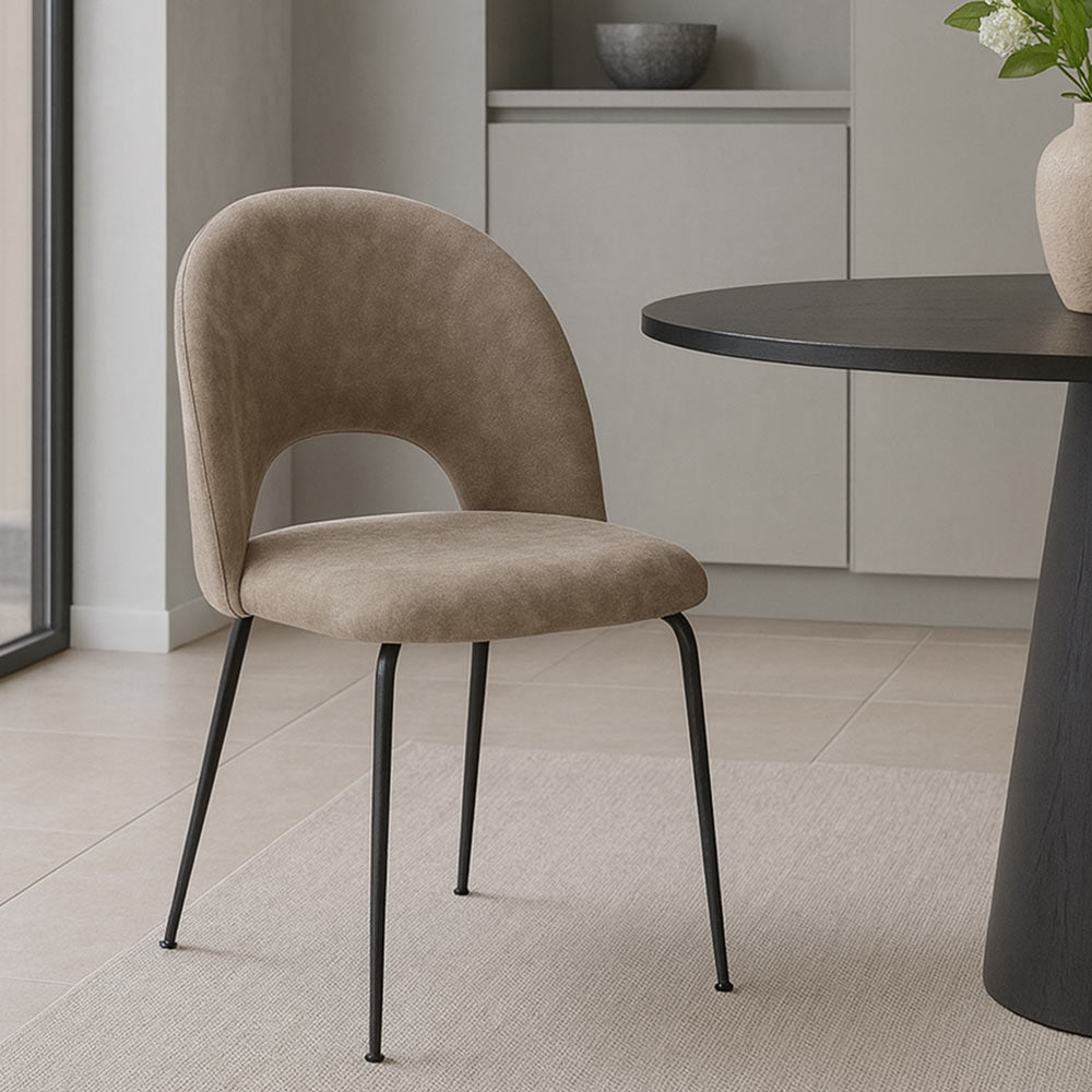Sedia da sala pranzo Paola in microfibra nabuk tortora con gambe in metallo nero