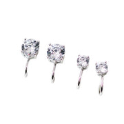 Questi orecchini a clip minimalisti con zirconi emanano eleganza e brillantezza, perfetti per chi non ha i lobi forati.