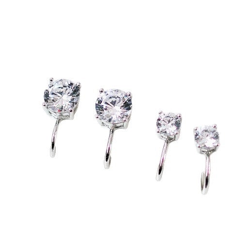 Questi orecchini a clip minimalisti con zirconi emanano eleganza e brillantezza, perfetti per chi non ha i lobi forati.