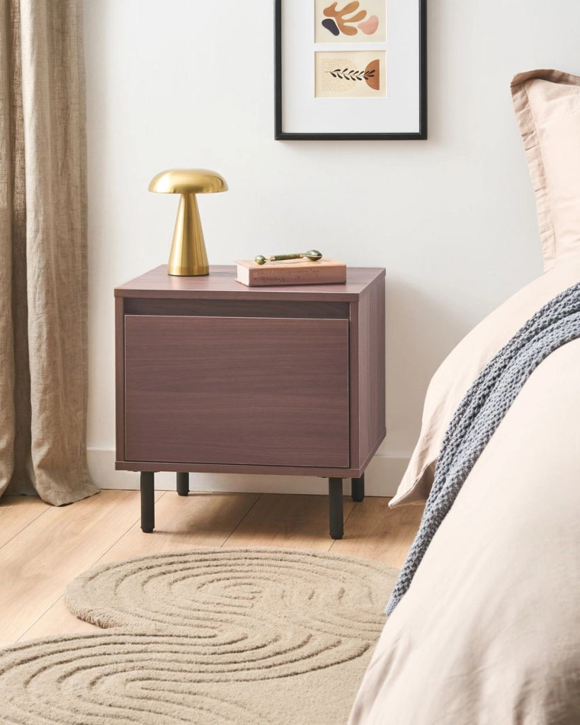 Comodino in truciolato marrone scuro con 1 cassetto e gambe in metallo nero un elemento d'arredo minimalista e contemporaneo