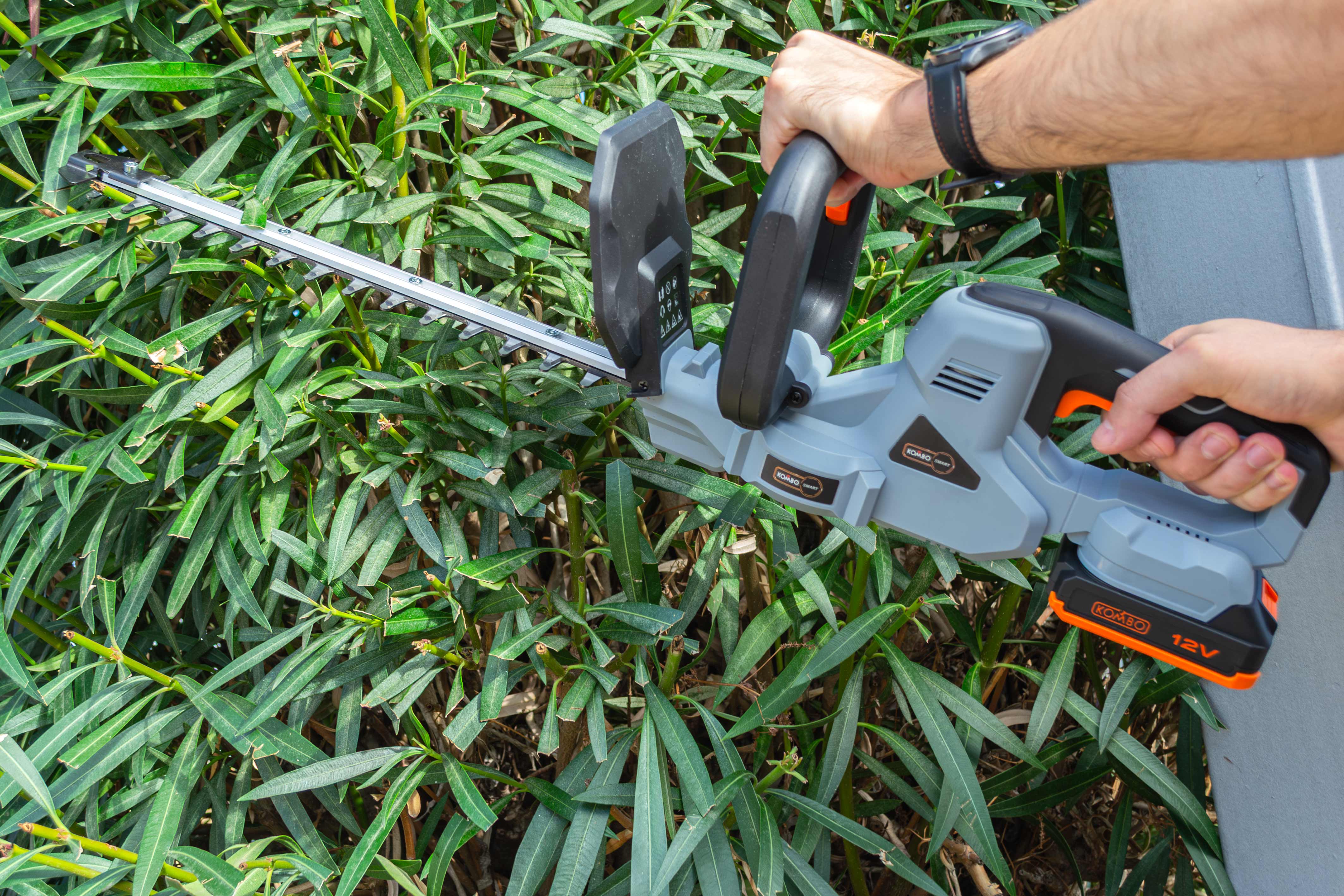 Kit Tagliasiepe a Batteria Kombo Smart 12V 2.0Ah – Precisione, Leggerezza e Massima Libertà di Movimento