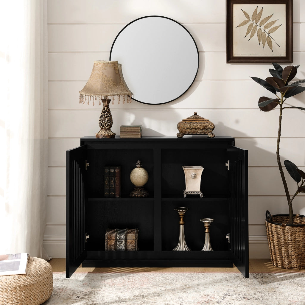 Credenza con ante scanalate e aperture per prese in legno e MDF nero