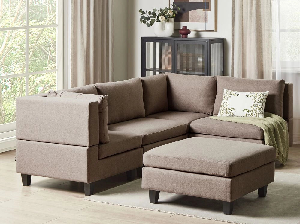 Divano componibile 4 posti imbottito in tessuto marrone con gambe nere schienale imbottito lato sinistro con pouf stile moderno