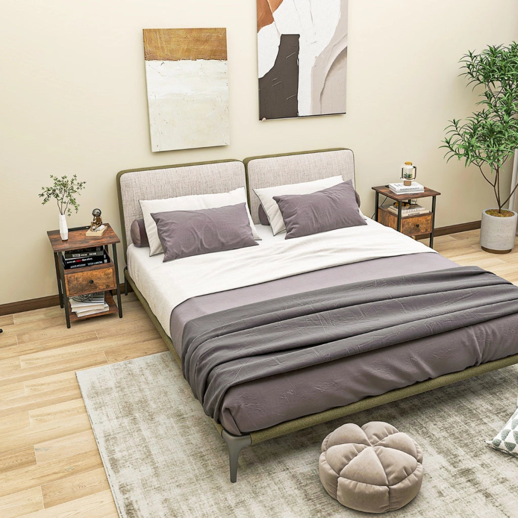 Set di 2 comodino a 3 piani con stazione di ricarica ripiani aperti e cassetto struttura in metallo, Tavolino da letto in legno Marrone-Comodini
