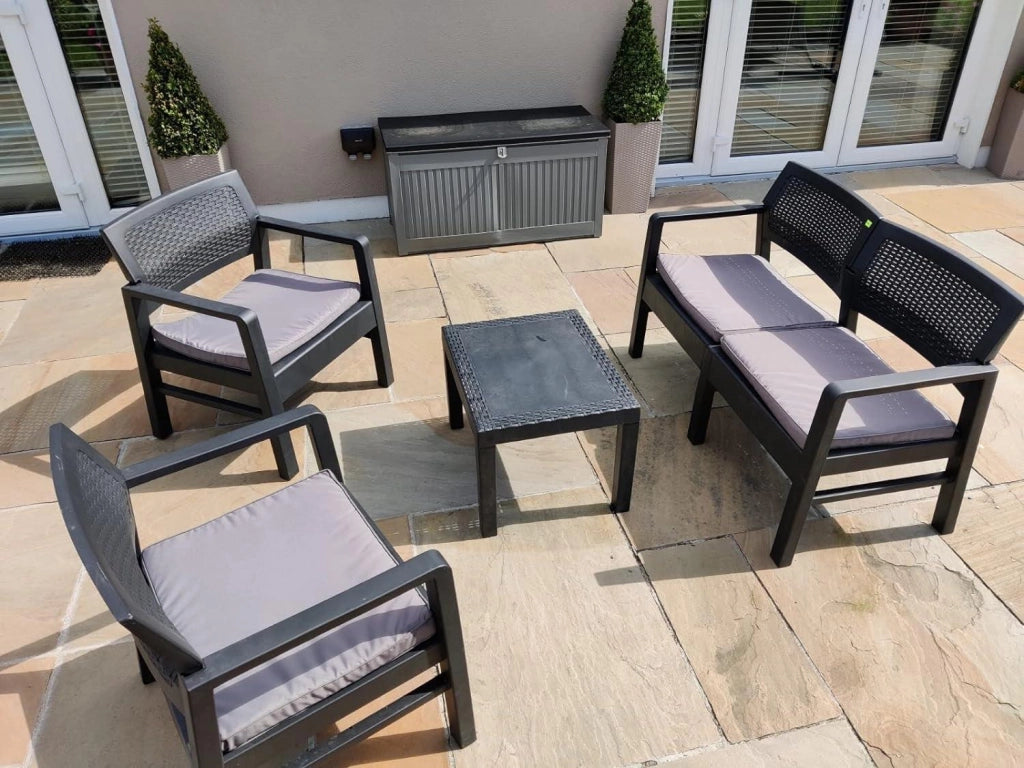 SET MOREEA DA GIARDINO EFFETTO RATTAN IN COLORE ANTRACITE CON CUSCINI