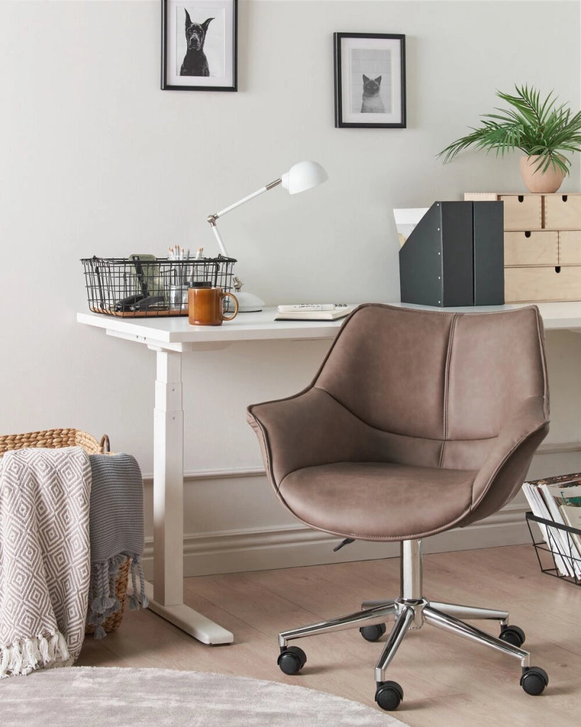 Sedia da ufficio in ecopelle marrone chiaro girevole altezza regolabile stile moderno home office