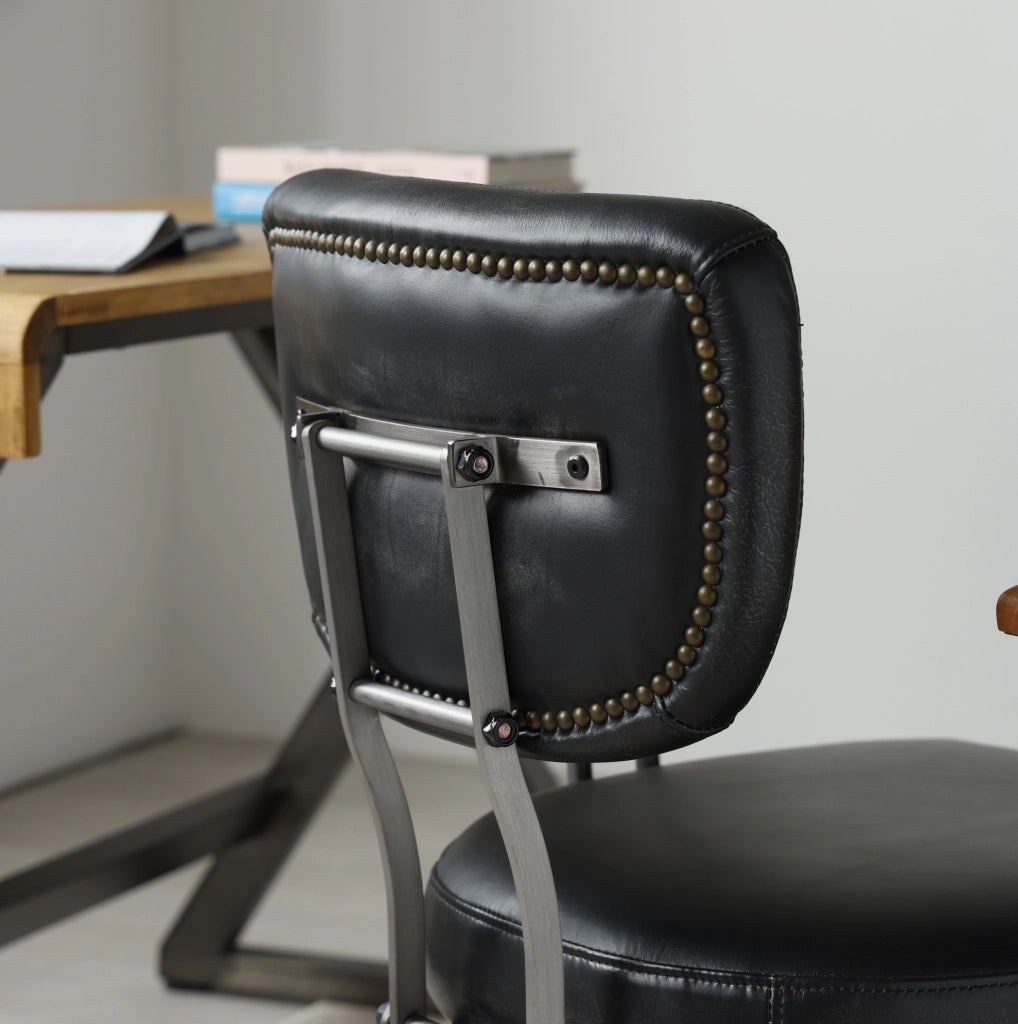 Sedia da ufficio in pelle nera con base in metallo e ruote silenziose