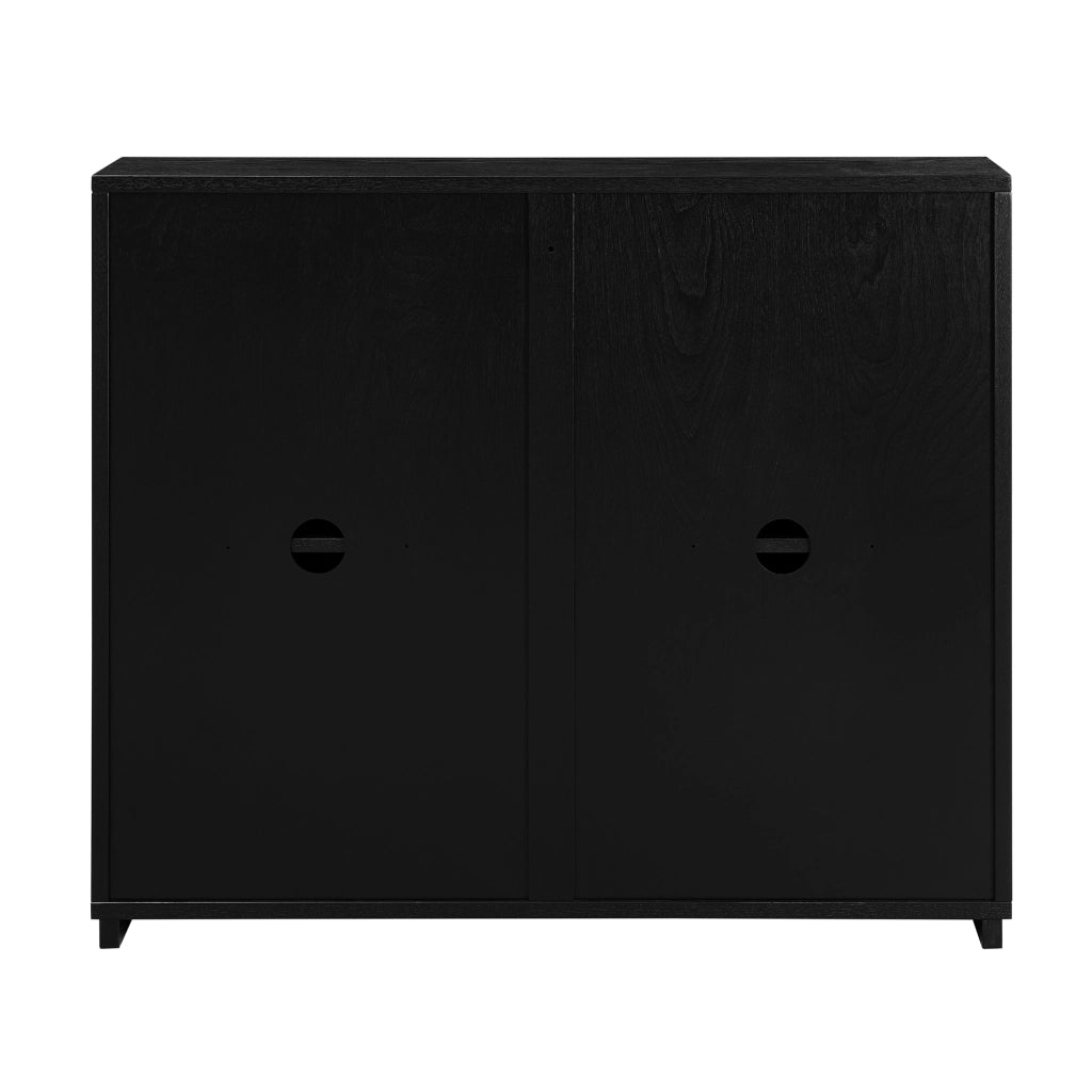 Credenza con ante scanalate a V e fori per prese in legno e MDF nero