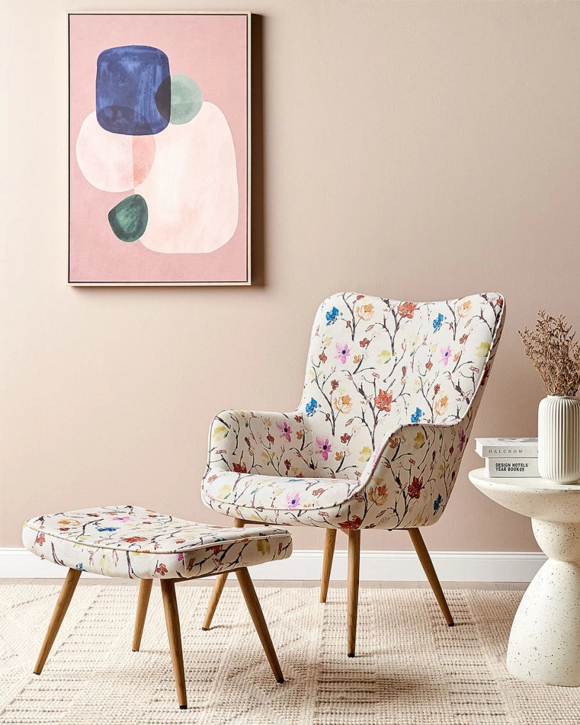 Sedia Wingback con tessuto ottomana color crema abbottonato motivo floreale in stile retrò