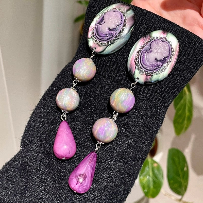 Orecchini a perno con perle barocche viola vibranti, design retr¨° di nicchia, orecchini a testa con perle scintillanti, orecchini a goccia