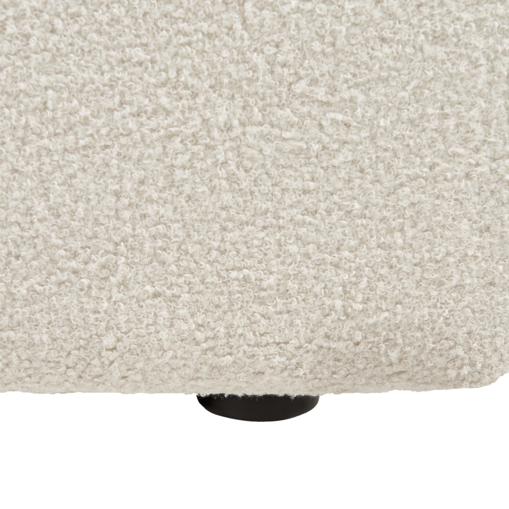 Poltrona con rivestimento in bouclé bianco avorio schienale imbottito e cuscini spessi perfetta per un soggiorno moderno