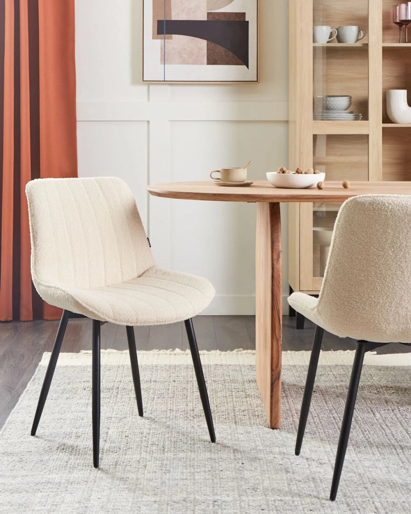 Set di 2 sedie da pranzo in tessuto bouclè beige chiaro con gambe in acciaio nero senza braccioli set da pranzo salotto soggiorno moderno