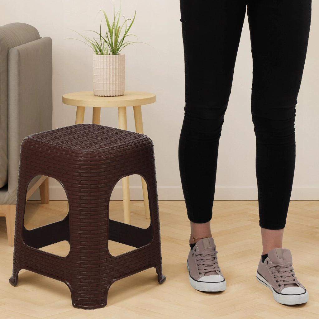Sgabello da cucina KADAX con base antiscivolo, portata massima 120 kg.