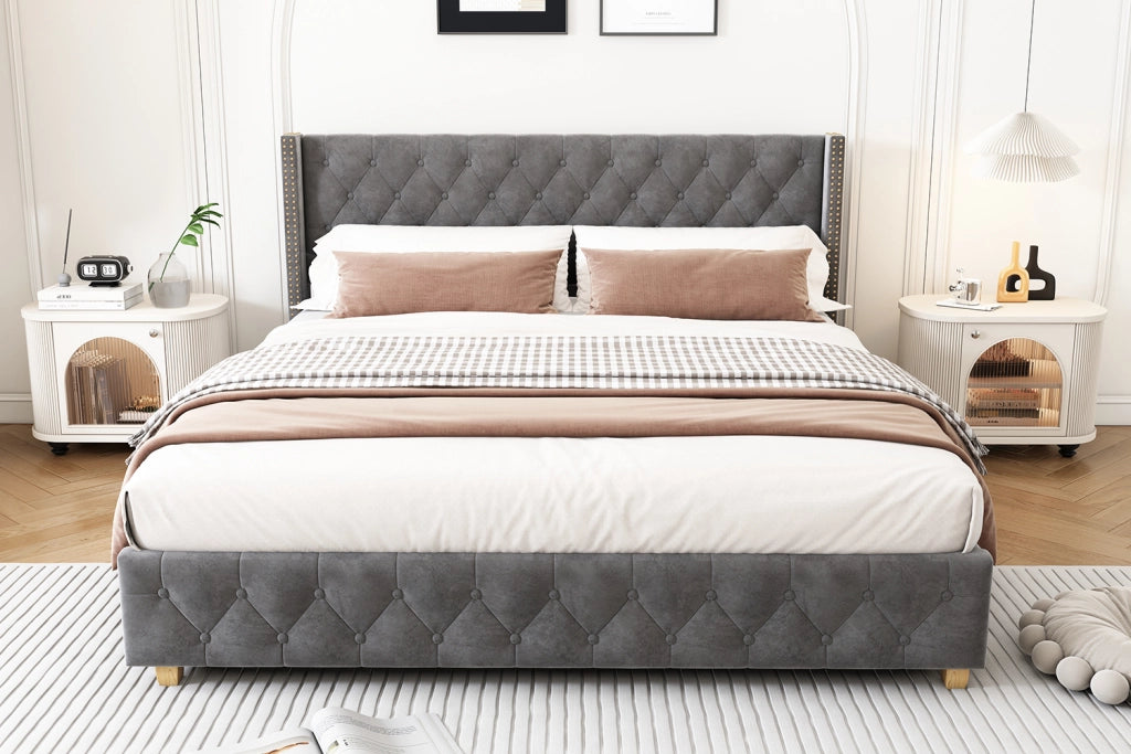 Letto imbottito 140x190 cm in velluto grigio con rete a doghe, testiera capitonné e gambe in legno