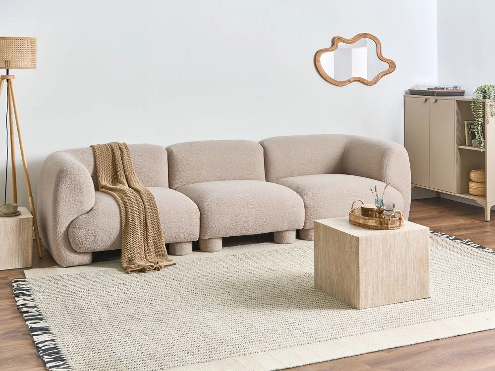 Divano modulare bouclé a tre posti profilo ribassato forma organica beige