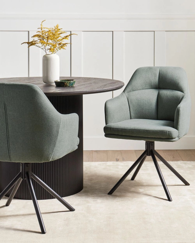 Set di 2 sedie girevoli da pranzo Tessuto verde con braccioli Schienale trapuntato Gambe in metallo nero Retro Transitional