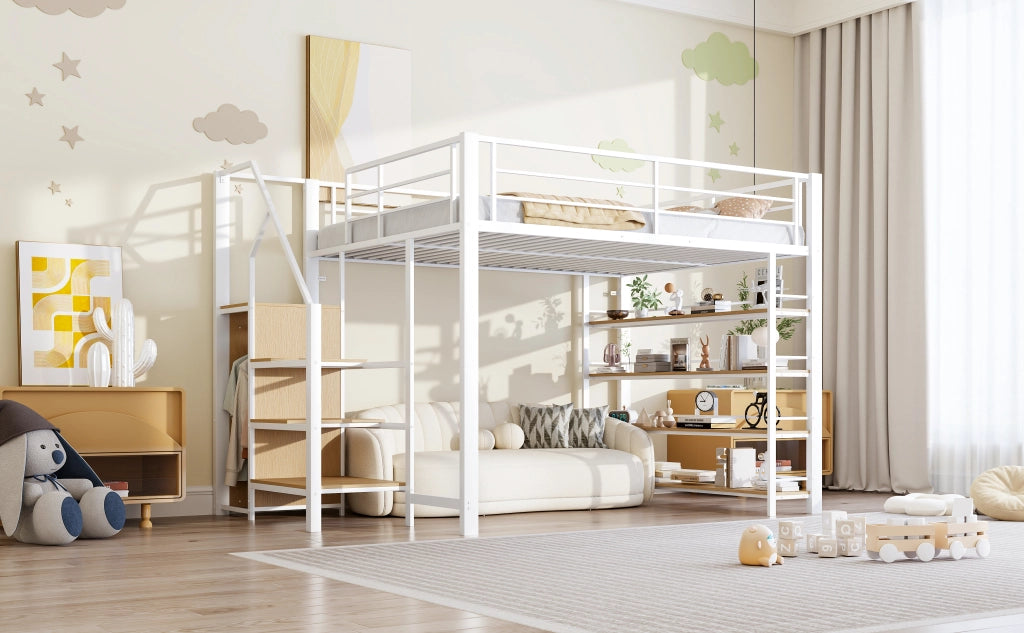 Letto a soppalco 140x200 cm in metallo bianco con scala contenitore, armadietto e ripiani, struttura salvaspazio