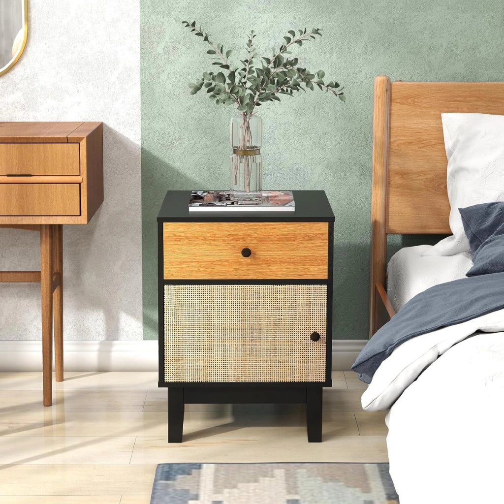 Comodino in rattan stile medievale con cassetto e armadietto, Tavolino boho con gambe in legno Nero + Marrone-Comodini