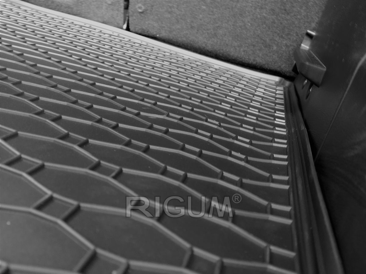 69B-433012 - Tappeto gomma baule - Suzuki SX4 S-Cross dal 2013-, Restyling dal 2016-, Hybrid dal 2020-, (posizione baule